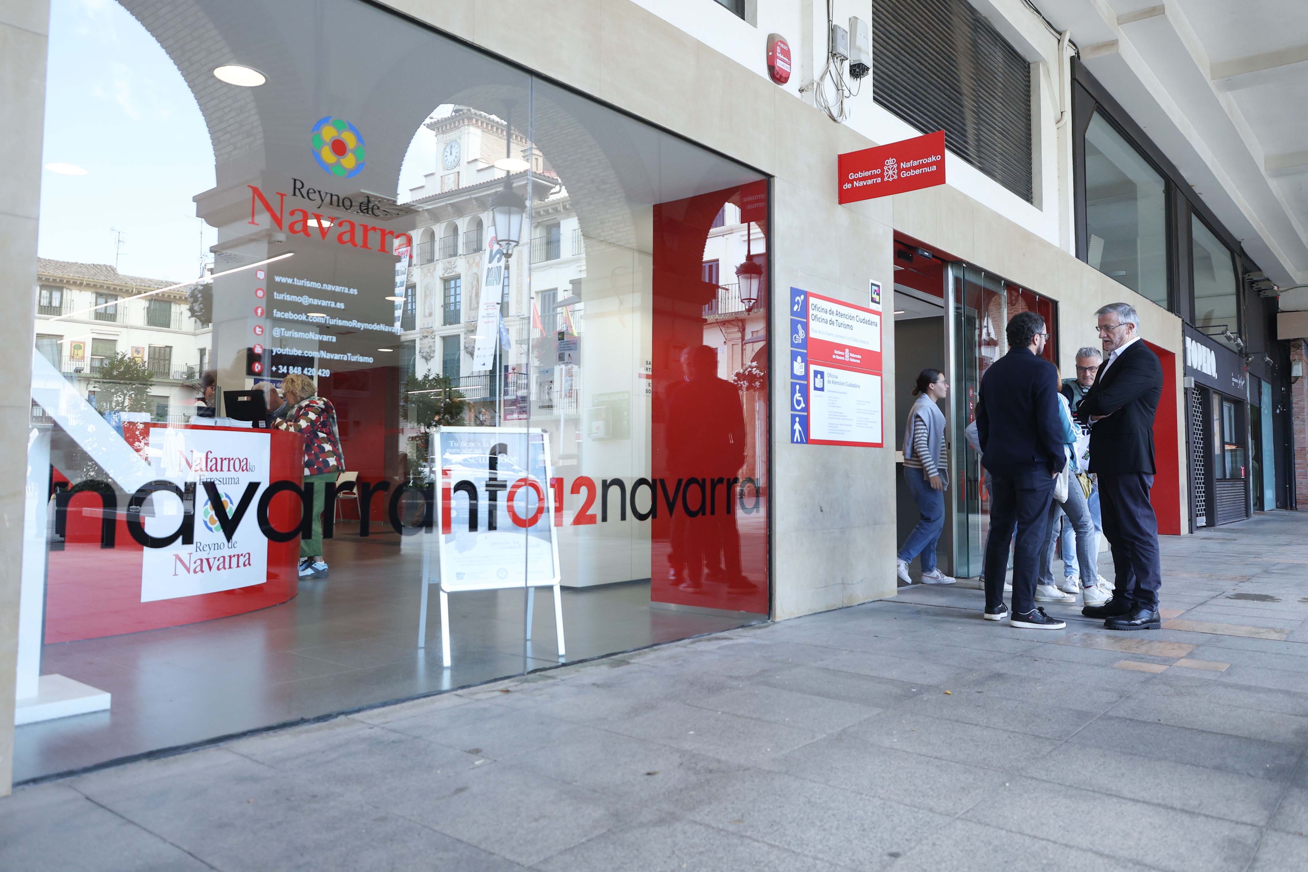 El vicepresidente Taberna, a las puertas de una oficina de atención ciudadana.